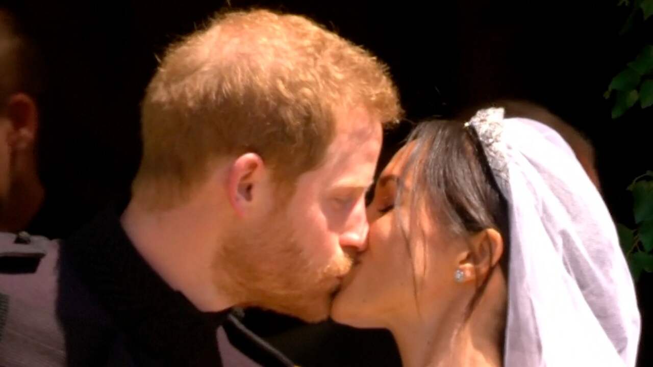 Beeld uit video: Meghan en Harry bezegelen huwelijk met kus