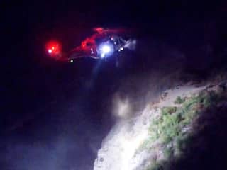 Amerikaanse brandweer redt van klif gevallen man met helikopter