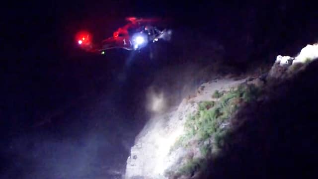 Amerikaanse brandweer redt van klif gevallen man met helikopter