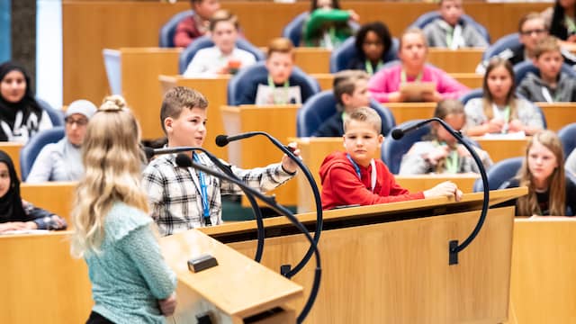Kinderen stellen vragen aan ministers tijdens kindervragenuur