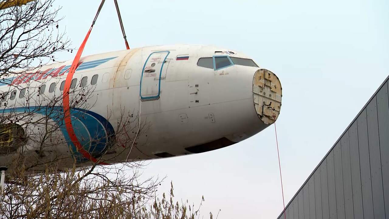 Beeld uit video: Hijskraan plaatst oude Boeing voor studenten in Limburgse hangaar