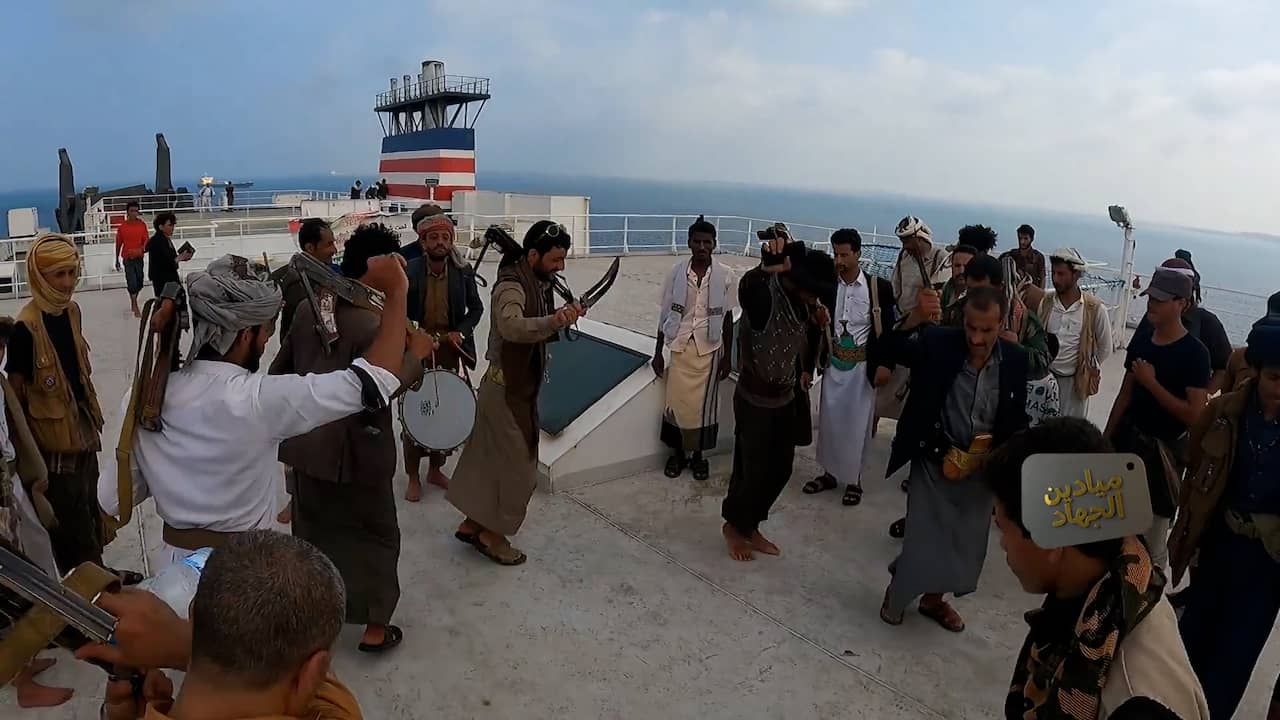 Beeld uit video: Houthi's dansen en geven rondleidingen op gekaapt schip