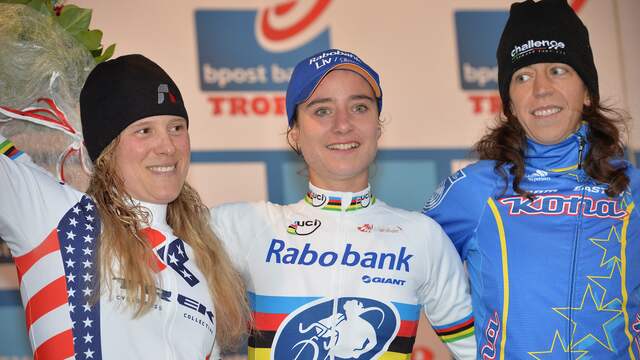 Katie Compton (links) op het podium met Marianne Vos na een veldrit eind 2013.