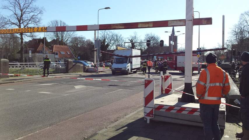 Bestelbus Botst Op Verkeersbalk Bij Jan Van Houtbrug | Leiden | NU.nl