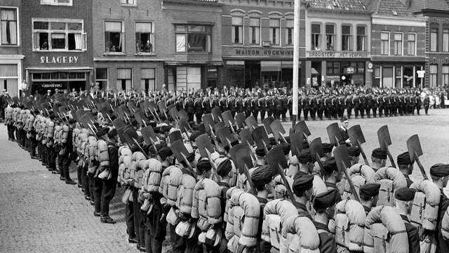 1943: Nederlandse jonge mannen verzamelen in Steenwijk om in Duitsland te werk te worden gesteld in het kader van de Arbeitseinsatz.