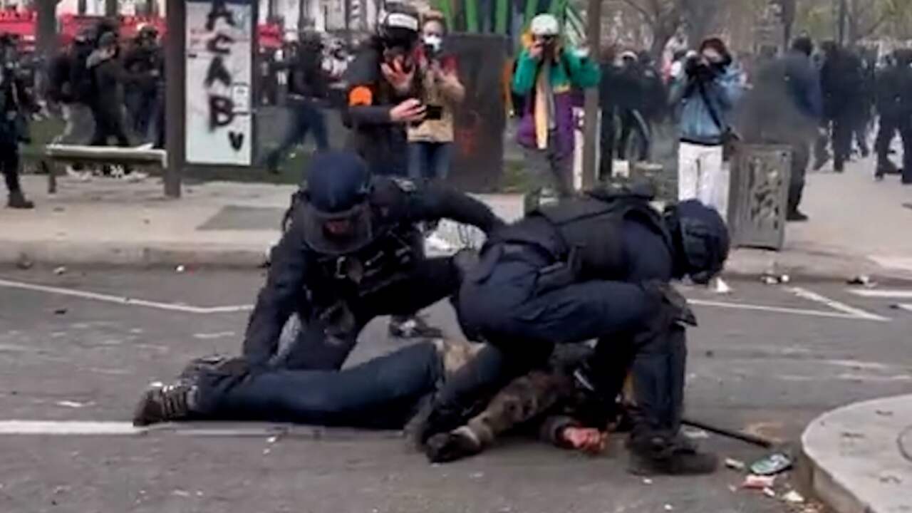 Beeld uit video: Franse politie beukt demonstrant omver, maar helpt hem direct