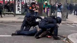 Franse politie beukt demonstrant omver, maar helpt hem direct
