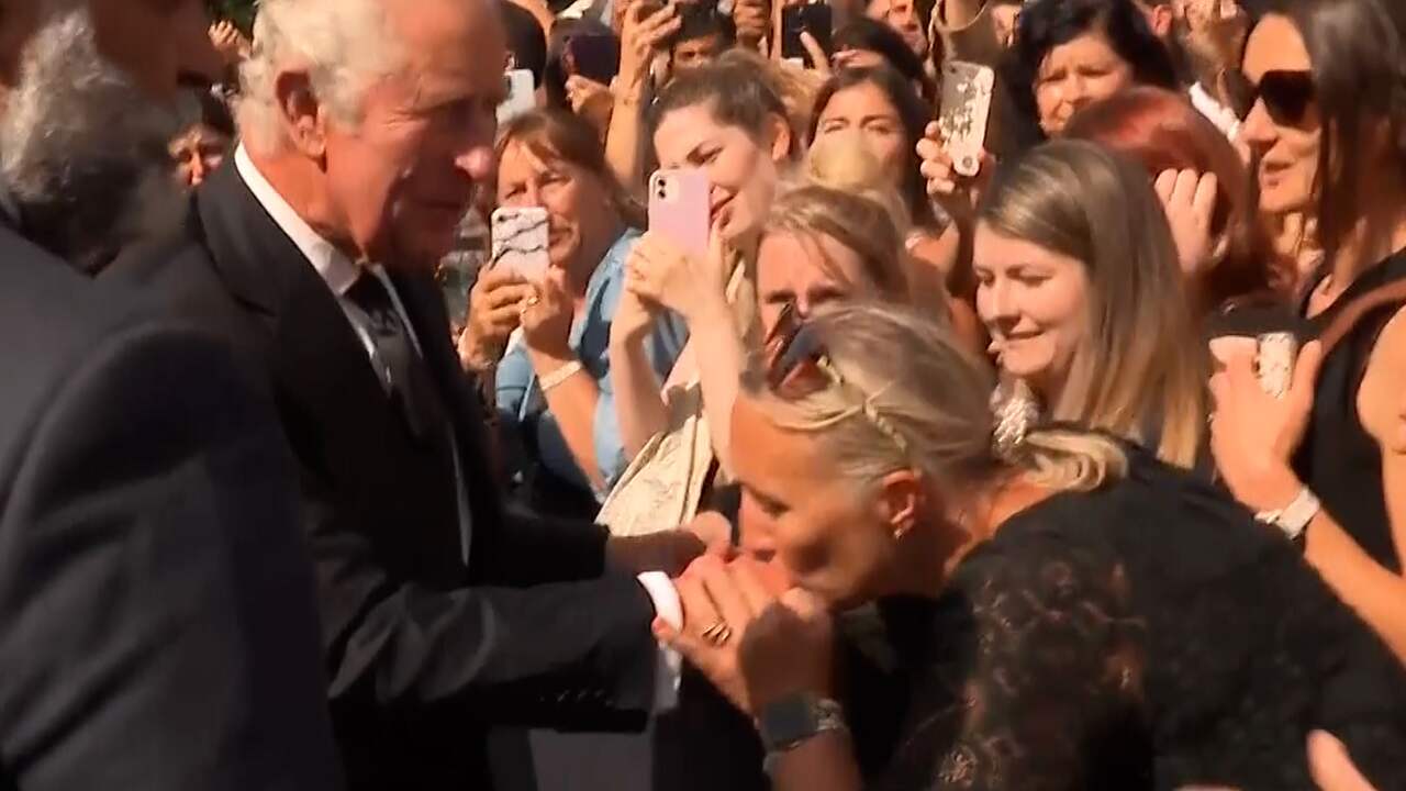 Beeld uit video: Koning Charles schudt handen bij Buckingham Palace