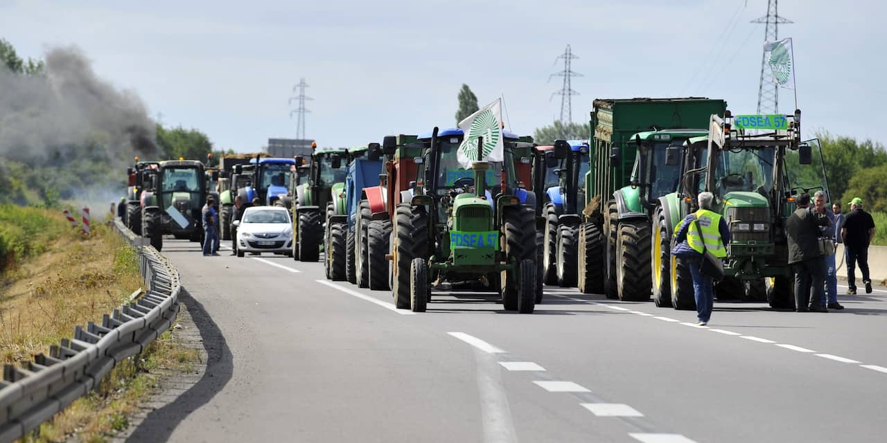 Boeren hinderen verkeer op wegen rond Parijs