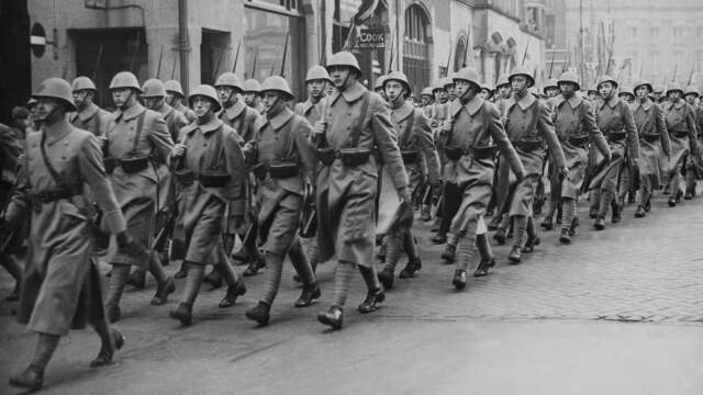 1940: Nederlandse soldaten op de Dam in Amsterdam.