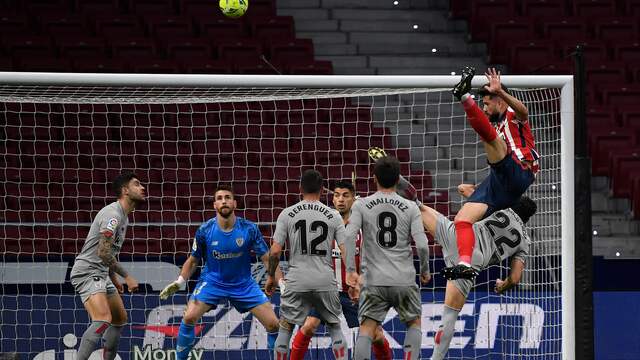Atlético-verdediger Felipe springt veel hoger dan de spelers van Athletic.