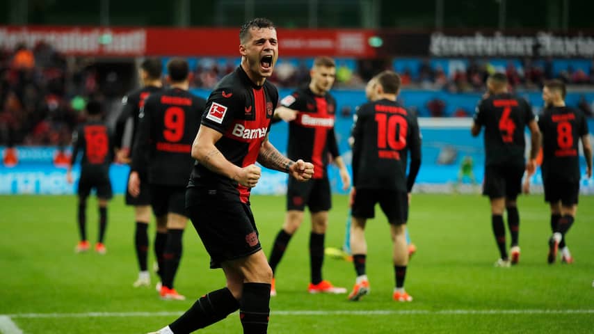 Leverkusen kan historische titel ruiken na late zege en verlies Bayern in topper