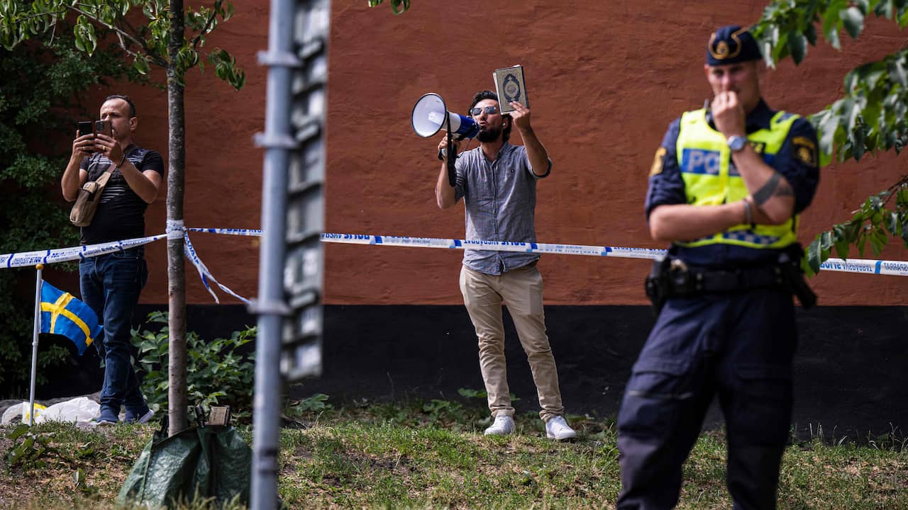 Un altro Corano che brucia in Svezia Ora il governo non è più autorizzato a vietare |  al di fuori