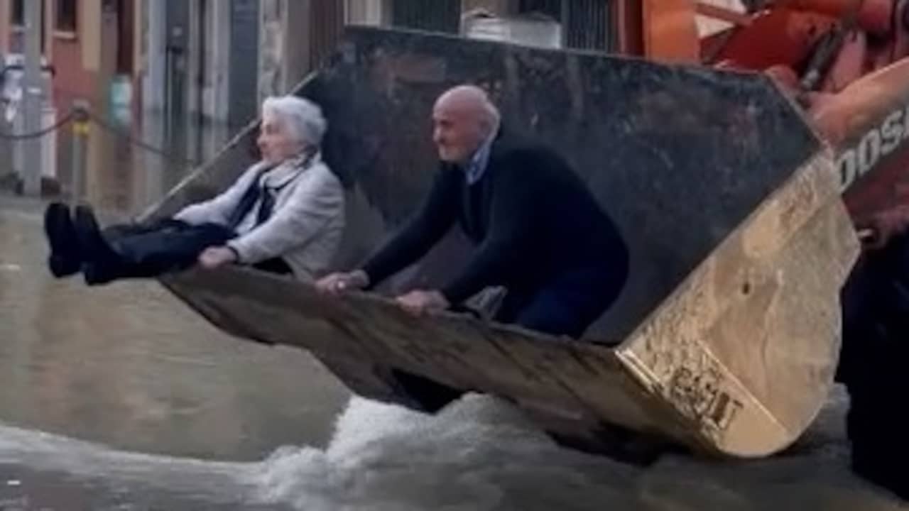 Beeld uit video: Echtpaar op leeftijd met shovel geëvacueerd in Italië