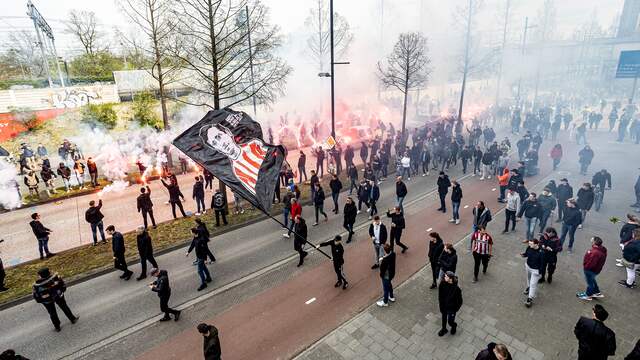 De afscheidsdienst begon in het Philips Stadion en was vanaf 12.00 uur online te bekijken. Honderden supporters verzamelden zich om clubicoon Van der Kuijlen de laatste eer te bewijzen.