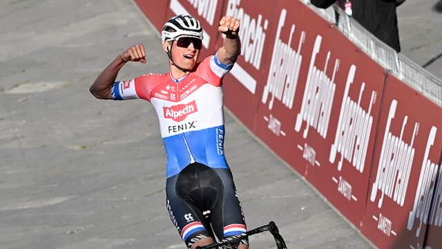 Mathieu van der Poel komt euforisch over de streep in Siena.