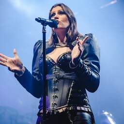 Floor Jansen is oververmoeid en moet optredens afzeggen