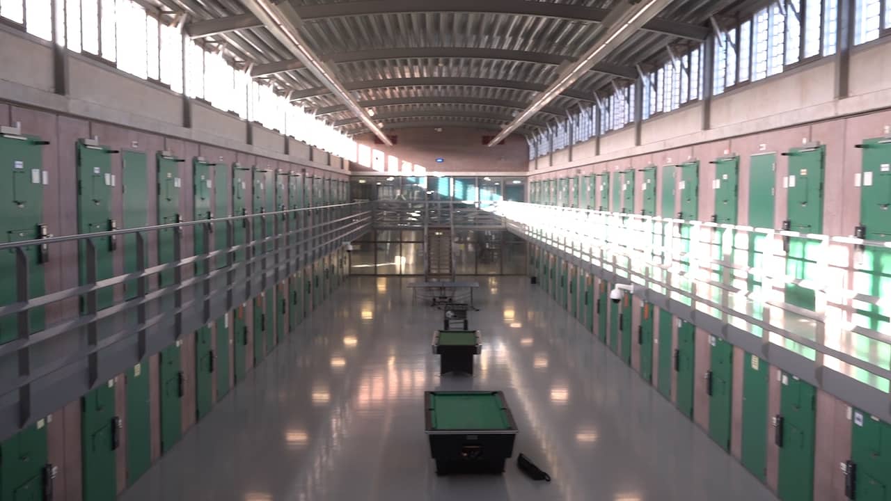 Beeld uit video: Leven in een gevangenis: Douchen op verzoek en verplicht werken