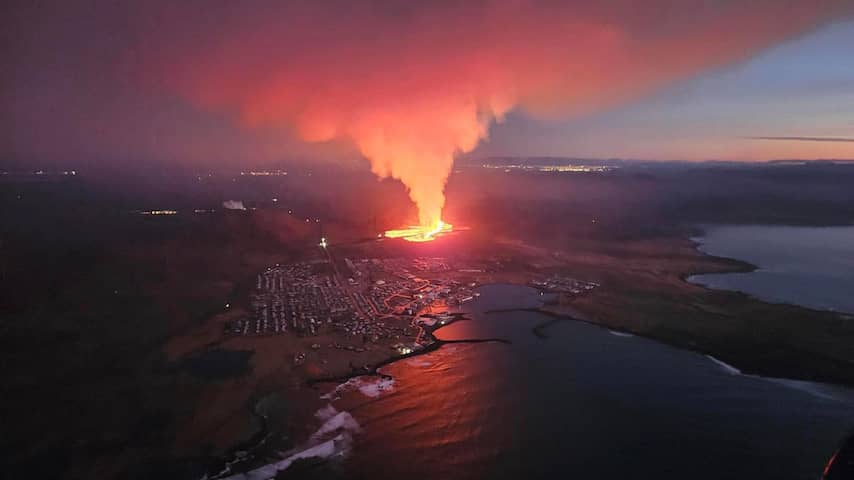 lava-stroomt-richting-ijslands-dorp-na-uitbarsten-vulkaan-nabij-reykjavik.jpg