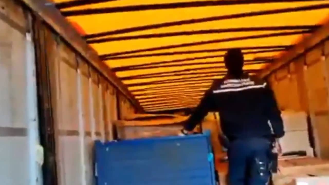 Marechaussee ontdekt migranten in vrachtwagen Hoek van Holland