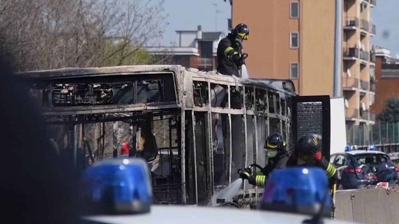 Brandweer Italië blust in brand gestoken gekaapte schoolbus