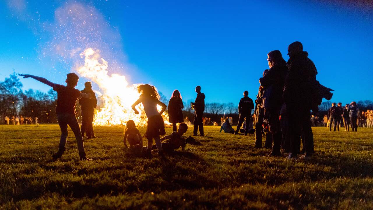 Het paasvuur, zoals hier in Lochuizen in de Achterhoek, ligt ook onder vuur vanwege schadelijke rook.