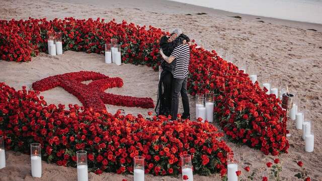 Barker had duizenden rozen laten leggen in de vorm van een hart, met daarin de met elkaar verweven letters T en K. Foto: Instagram/Kourtney Kardashian
