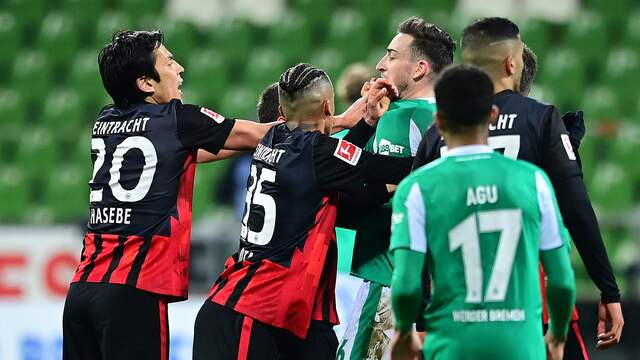 Een opstootje bij de wedstrijd tussen Werder Bremen en Eintracht Frankfurt.