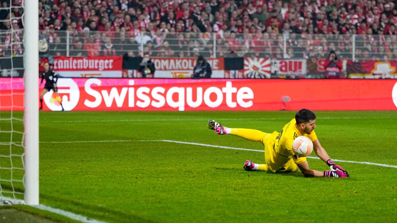 Beeld uit video: Ajax door fout doelman Rulli op grotere achterstand in Berlijn