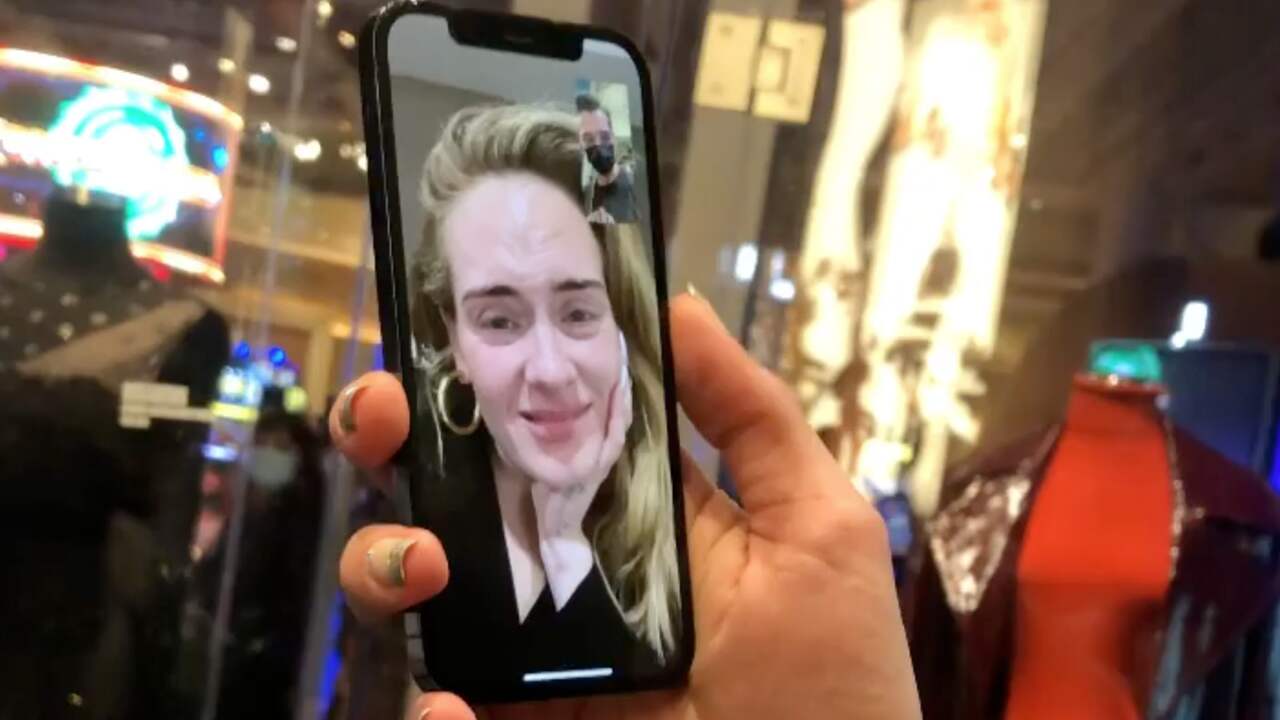 Beeld uit video: Adele verrast fans met videogesprek na verplaatsen shows