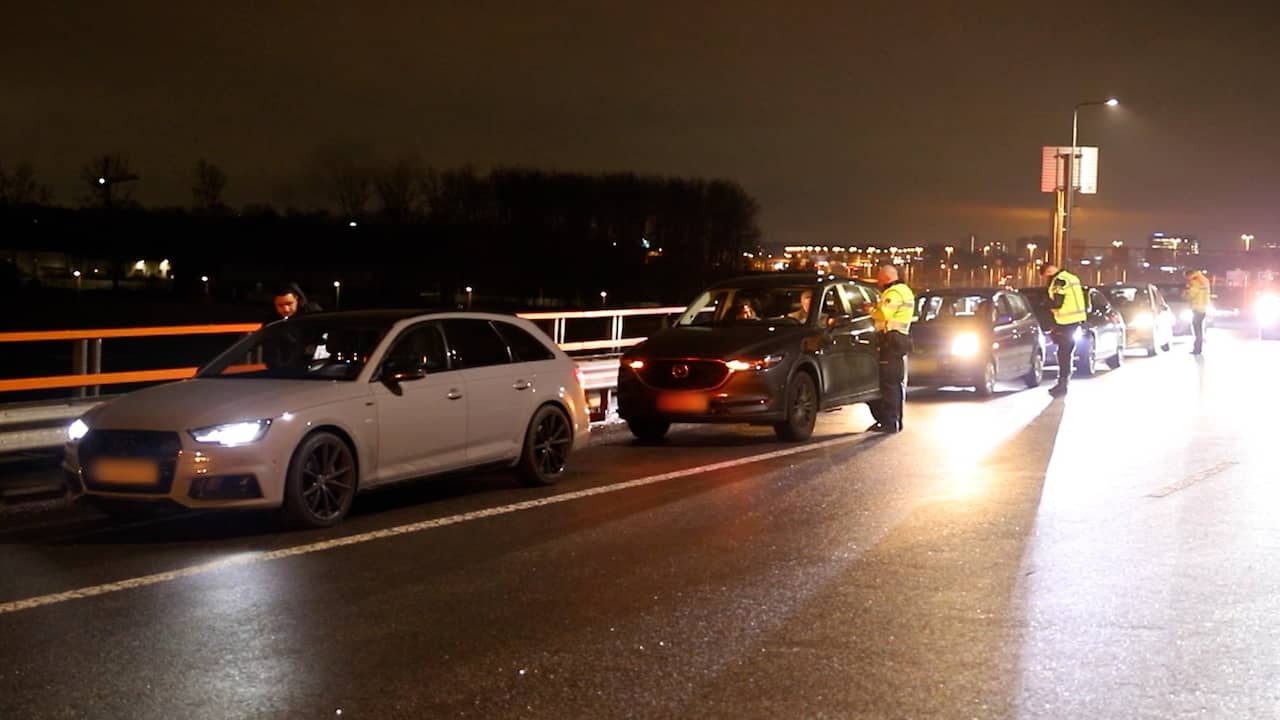 Beeld uit video: Bestuurders staan met lekke band langs A12 na negeren rode kruizen
