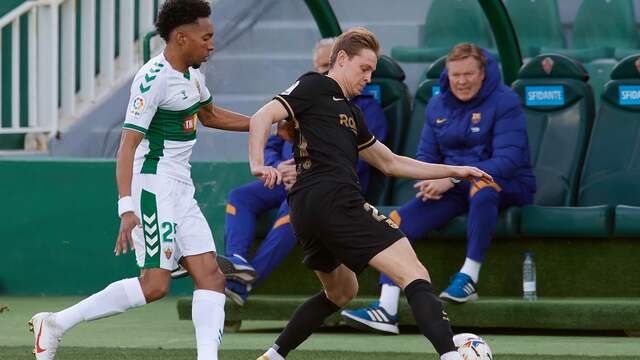 FC Barcelona-trainer Ronald Koeman vindt dat zijn middenvelders vaker moeten scoren.