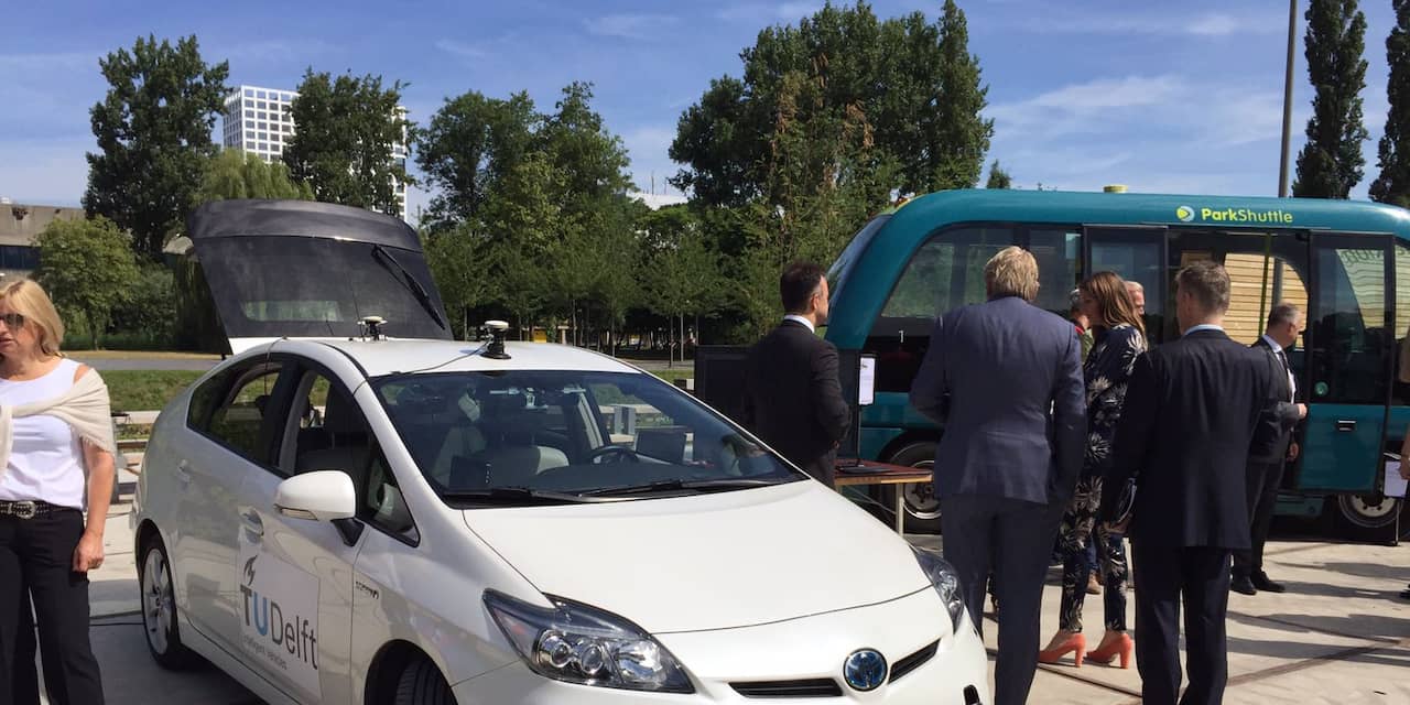 Minister Schultz opent Delfts onderzoekscentrum voor zelfrijdende auto’s