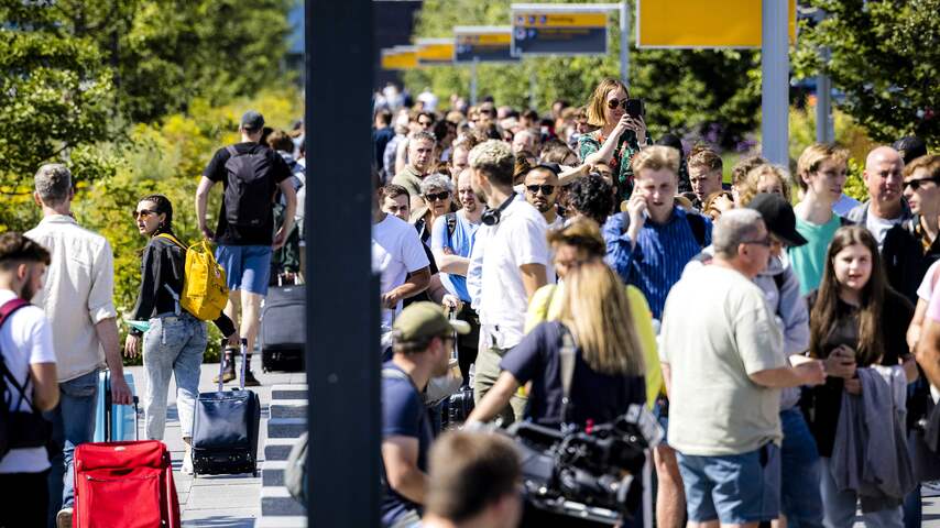 Lange rijen op Eindhoven Airport