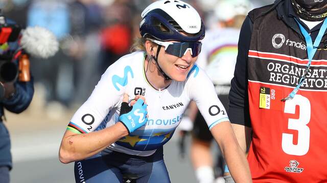 Annemiek van Vleuten komt met kleine voorsprong aan in Oudenaarde.