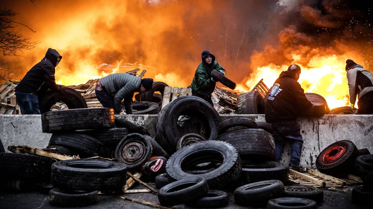 Belgian farmers begin to break the siege  outside