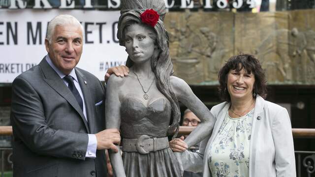 De ouders van Winehouse met het standbeeld dat is gemaakt van hun dochter.