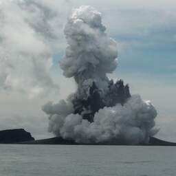 NU.nl: ”Opnieuw onderzeese vulkaanuitbarsting bij eilandstaat Tonga waargenomen”