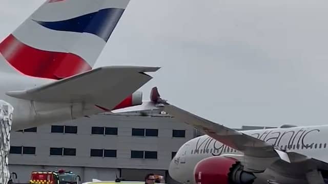 Vliegtuigvleugel hangt in ander toestel na botsing in Londen