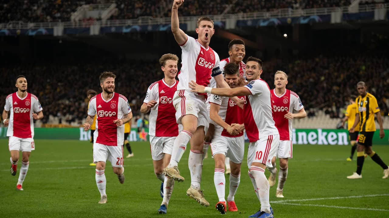 Ajax verslaat AEK en overwintert na dertien jaar weer in ...