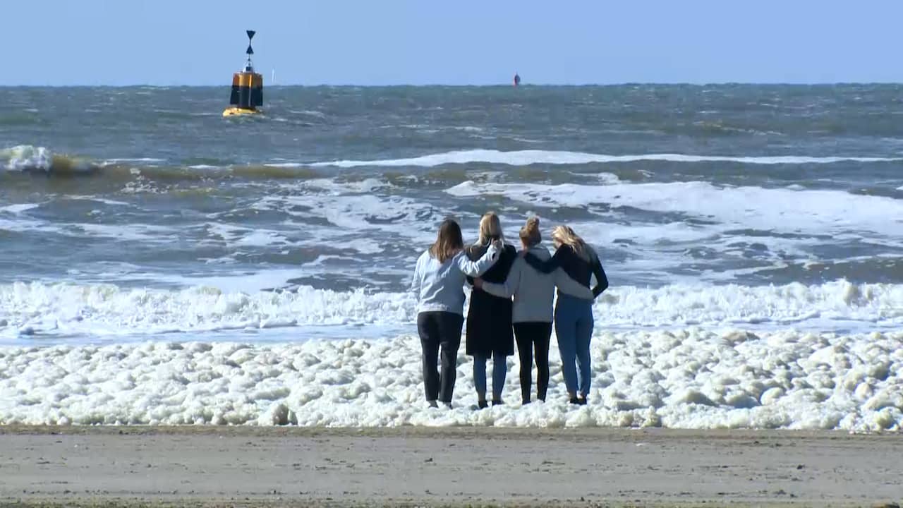 Beeld uit video: Familie en vrienden herdenken slachtoffers surfongeluk