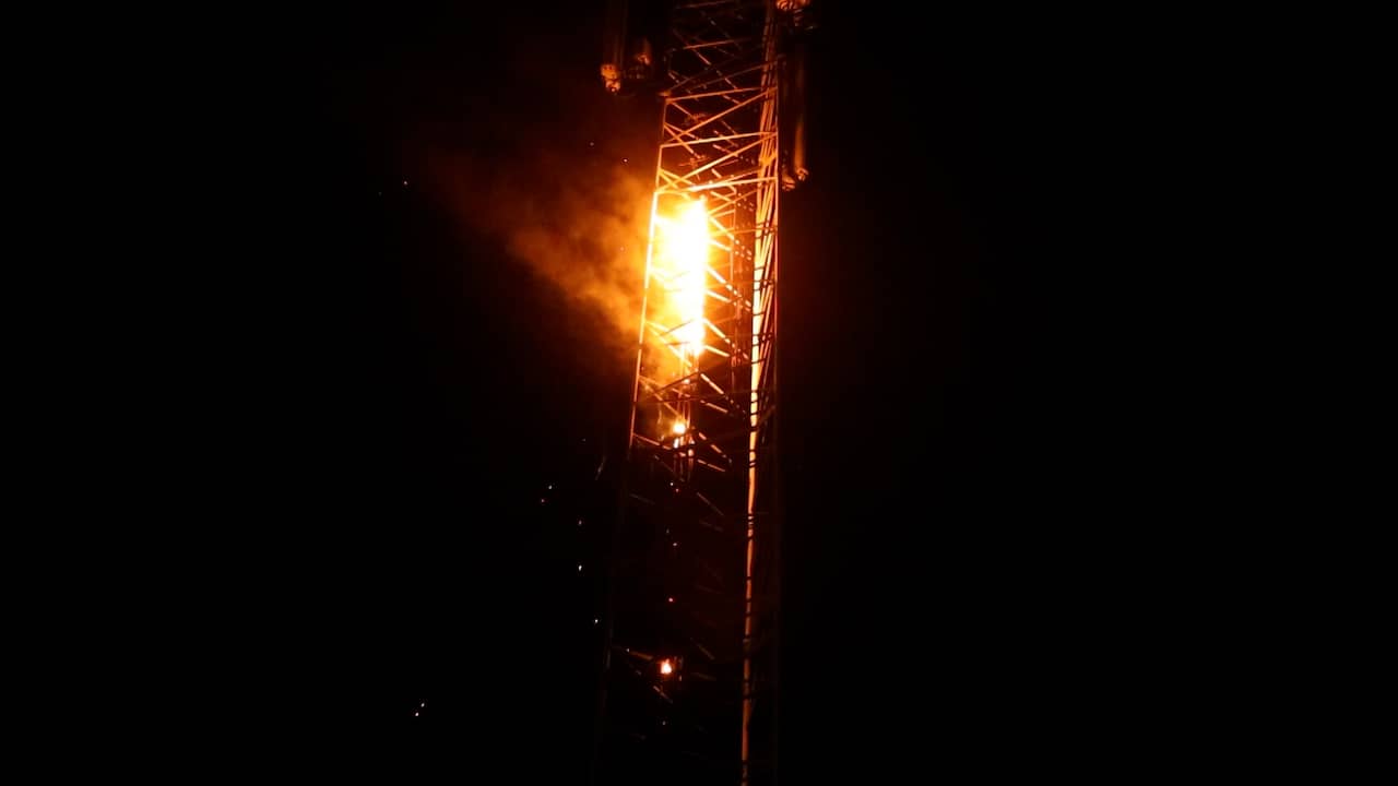 Beeld uit video: Vlammen slaan uit zendmast nabij Gelderse Loenen