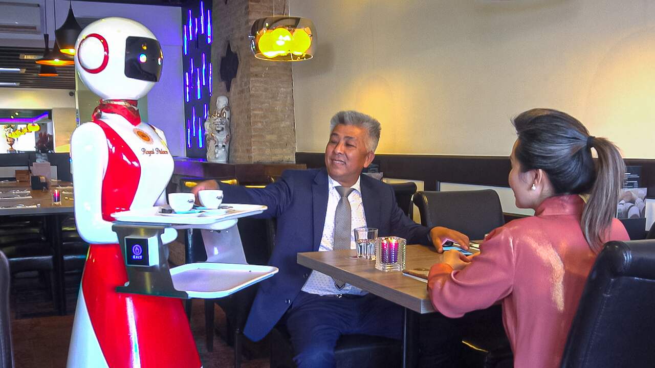 Beeld uit video: Robot vervangt mens in bediening: 'Zoiets is in Nederland best gek'