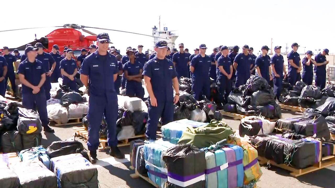 Beeld uit video: Amerikaanse kustwacht toont duizenden kilo's onderschepte cocaïne