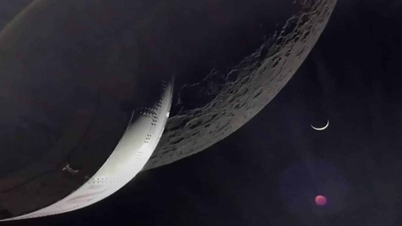 Beeld uit video: Ruimtevaartuig NASA filmt maan en keert terug naar aarde