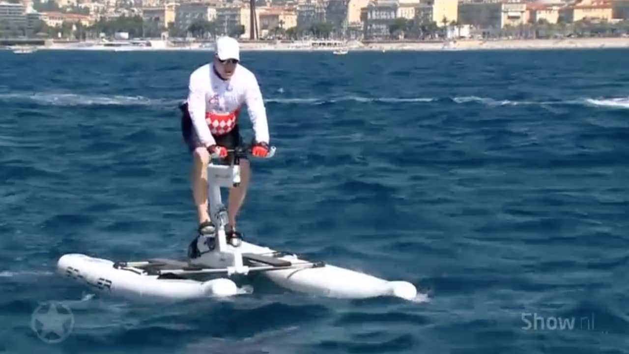 Beeld uit video: Prins Albert op waterfiets van Nice naar huis