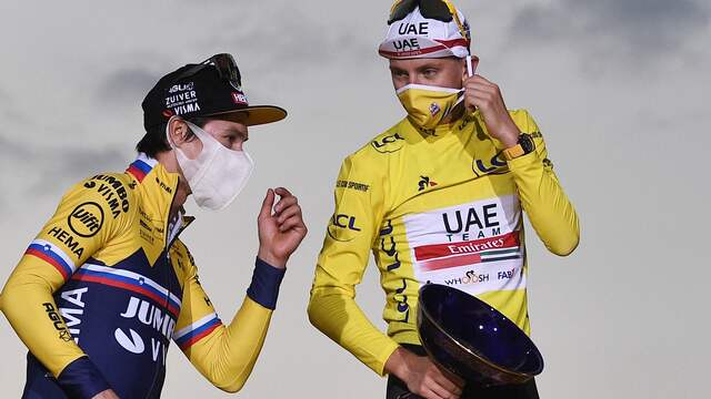Primoz Roglic en Tadej Pogacar tijdens de podiumceremonie in Parijs.