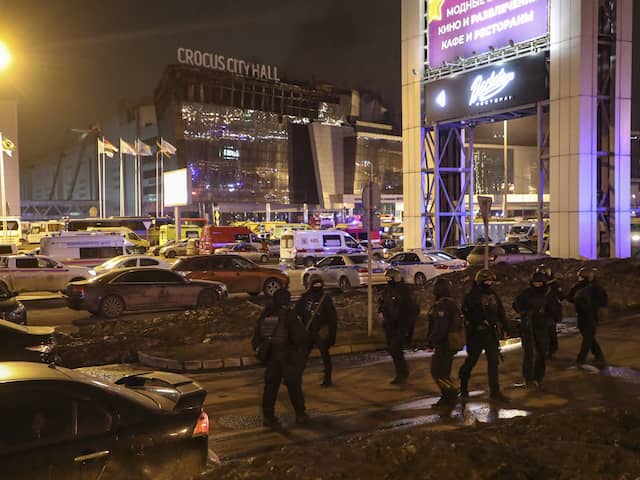 Lees hier alles wat we nu over de schietpartij met tientallen doden in Moskou weten.