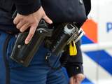 Man met mes neergeschoten in West nadat hij op politieauto sprong