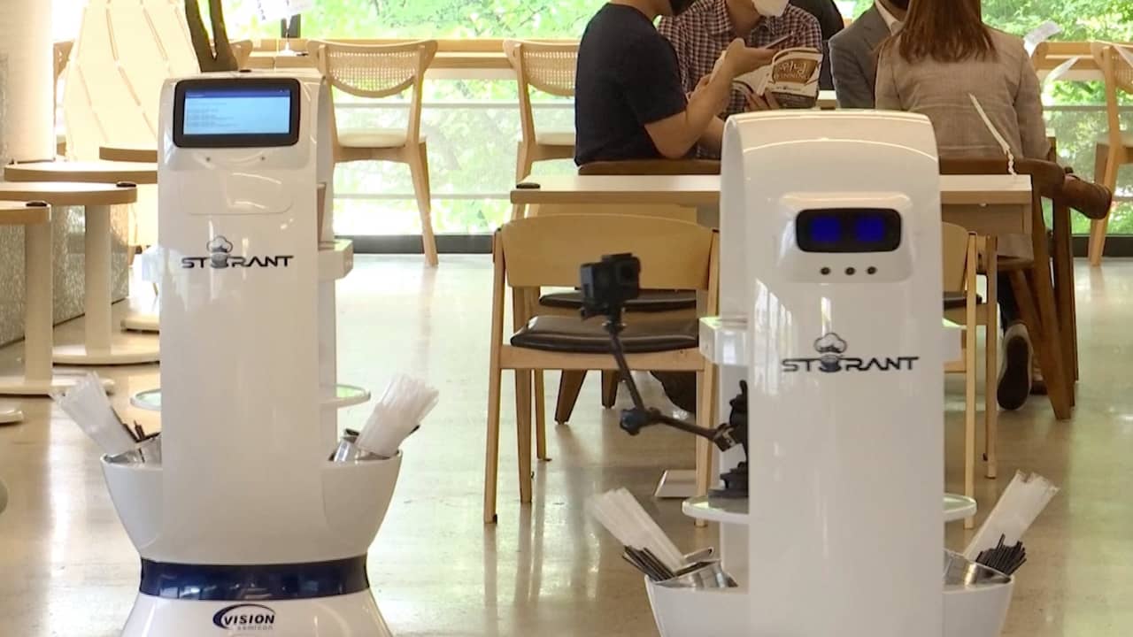 Beeld uit video: Robots zijn enige bedieningspersoneel in Zuid-Koreaans café